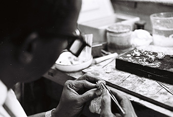 TMorris Gandelman starts creating his own jewelry designs for the store